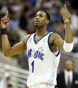 篮球勇士教练组进行临场换人调整收好效果