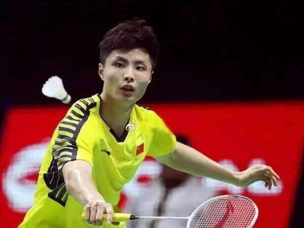 球星突破防线送出制胜球